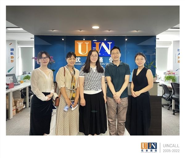　　幸福公益秘书长王晓丽(左3)、筹资部总监卜婧(左2)莅临优音通信交流