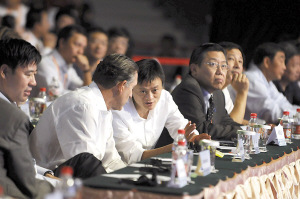 马云（左二）在APEC中小企业峰会上。主办方供图