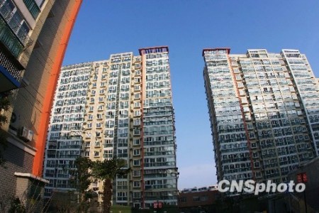 国务院常务会议明确提出，遏制部分城市房价过快上涨的势头，这已是一周内，中央连续第三次对高房价提出警告。12月16日，业内专家预测，一系列的动作表明，房产政策收紧已经是箭在弦上，国务院明确提到的&ldquo;一线城市&rdquo;房价或将下跌。 中新社发 海安仇稳山 摄