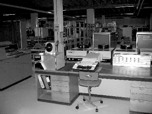 上世纪80年代初欧洲科学家使用的电脑和网络系统。