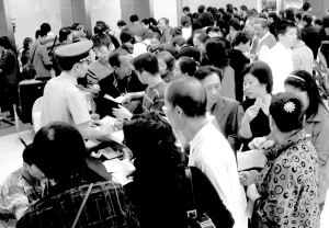 昨日，某银行节后开始办公，银行里面人山人海      实习记者 李一鸣 摄