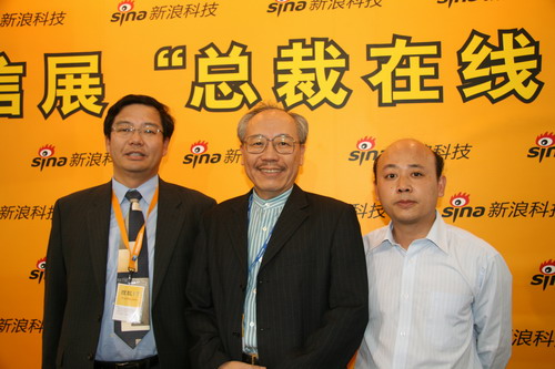 图为王静(左)、廖庆丰(中)与新浪科技康钊(右)合影 图为王静(左)、廖庆丰(中)与新浪科技康钊(右)合影