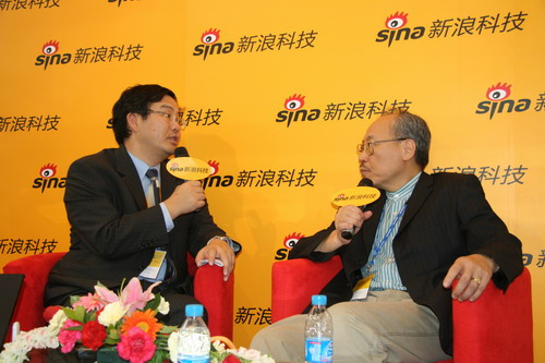 图为嘉宾主持、TD技术论坛秘书长王静(左)与 联发科MTK中国首席代表廖永丰(右)做客新浪科技总裁在线 图为嘉宾主持、TD技术论坛秘书长王静(左)与 联发科MTK中国首席代表廖永丰(右)做客新浪科技总裁在线