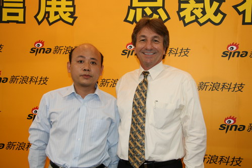 图为新浪科技康钊(左)与安捷伦中国区通信产品总经理mario(右)合影 图为新浪科技康钊(左)与安捷伦中国区通信产品总经理mario(右)合影