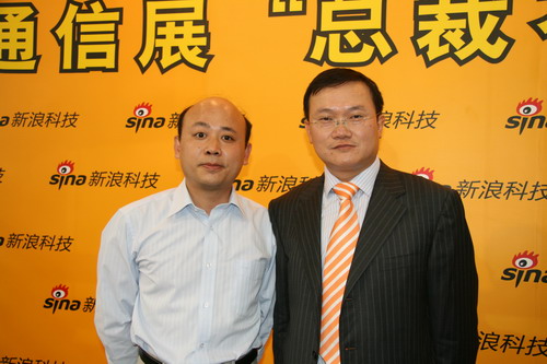 图为新浪科技康钊(左)与中兴通讯执行副总裁何士友(右)合影 图为新浪科技康钊(左)与中兴通讯执行副总裁何士友(右)合影