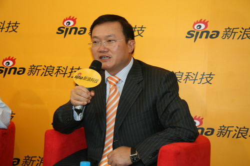 图为中兴通讯执行副总裁何士友做客新浪总裁在线访谈 图为中兴通讯执行副总裁何士友做客新浪总裁在线访谈