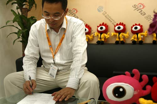 胡正发填写调查问卷 胡正发填写调查问卷