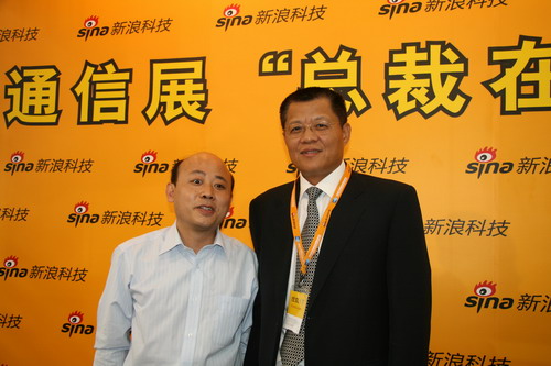 图为新浪科技康钊(左)与中国联通副总裁李刚合影