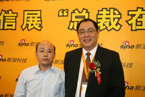 图为高通公司高级副总裁、大中华区总裁孟樸(右)与新浪科技康钊(左)合影