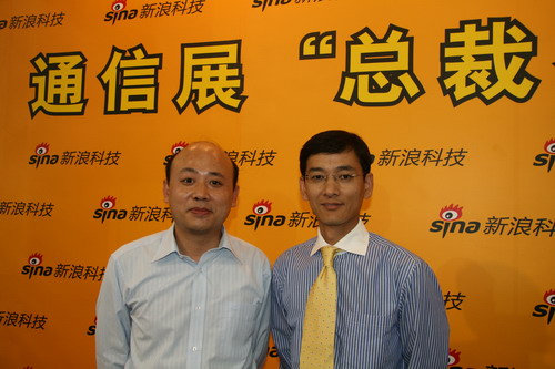 图为上海贝尔高级副总裁刘钧(右)与新浪科 技康钊(左)合影