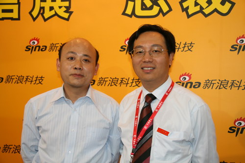 图为大唐电信集团总工程师陈山枝(右)与新浪科技康钊合影 图为大唐电信集团总工程师陈山枝(右)与新浪科技康钊合影