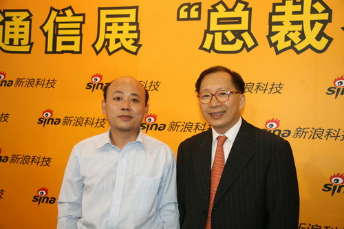 图为思科中国公司资深副总裁、电信事业部总经理吴世楷(右)与新浪科技康钊合影 图为思科中国公司资深副总裁、电信事业部总经理吴世楷(右)与新浪科技康钊合影