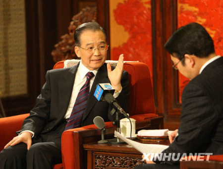 12月27日，中共中央政治局常委、国务院总理温家宝在北京中南海紫光阁接受新华社记者独家专访，就当前经济形势、明年经济工作和其他问题回答记者提问。新华社记者姚大伟摄