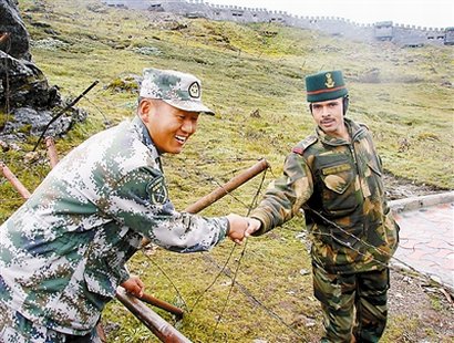 中印官兵在乃堆拉友好握手。