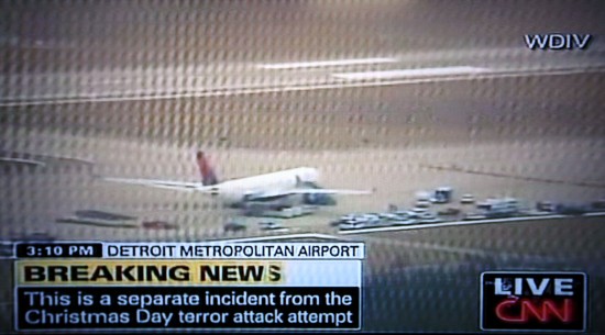 美国一架航班因乘客引起混乱紧急求助(图)