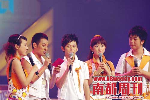 《快乐大本营》以何炅（左三）为首的&ldquo;快乐家族&rdquo;主持群落