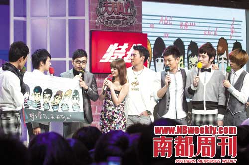 《天天向上》节目现场，大哥汪涵（左三）与一众小生主持