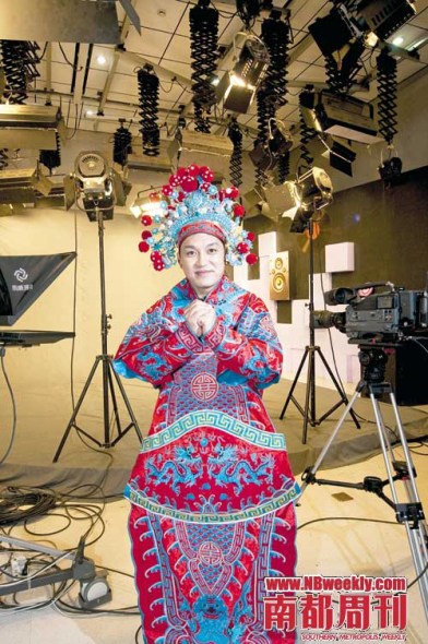 适逢春节前夕，主持人李锐摆起拜年的Pose