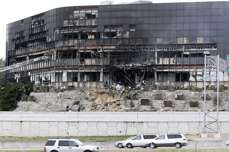 科技时代_美国一软件工程师驾驶飞机撞税收署大楼(图)