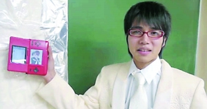 宅男“赛尔9000”去年在网上宣布与虚拟女友结婚,让LOVE PLUS游戏名声大噪 宅男“赛尔9000”去年在网上宣布与虚拟女友结婚,让LOVE PLUS游戏名声大噪