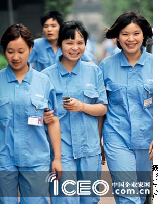 “他们一起熔铸在这钢铁制品间/构成这个工业时代灿烂的容颜”--郑小琼《生活》 “他们一起熔铸在这钢铁制品间/构成这个工业时代灿烂的容颜”--郑小琼《生活》