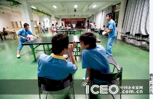 增加福利和生活色彩对工人产生了一些吸引力,我们对企业的定义是像家庭、像学校、像部队,员工们在一起有家庭气氛,这是英利企业文化的核心 增加福利和生活色彩对工人产生了一些吸引力,我们对企业的定义是像家庭、像学校、像部队,员工们在一起有家庭气氛,这是英利企业文化的核心