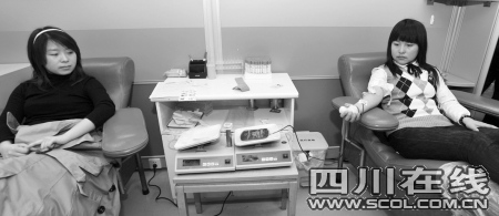 科技时代_3000人织围脖寻熊猫血续：三微博网友昨日献血