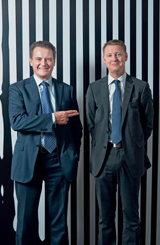 在经济开始复苏之际，思文凯（左）把交接棒转交给了卫翰思