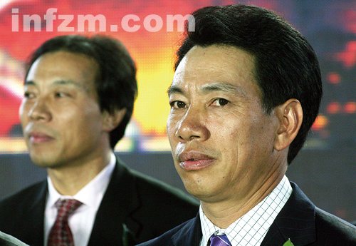 　隐身于陈发树(右)身后的唐骏，借重归IT之机，表明了&ldquo;为自己打工&rdquo;的信念。图/CFP