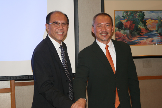 红帽公司大中华区总裁潘应麟(左) 红帽公司大中华区总裁潘应麟(左)