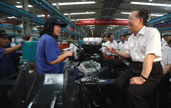 这是7月2日，温家宝在长沙山河智能机械公司生产车间与工人交谈。 新华社记者姚大伟摄