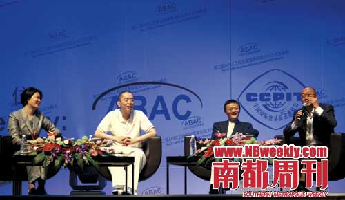 2008年8月3日，王利芬（左一）、史玉柱（左二）、马云（右二）和冯仑在第二届APEC工商咨询理事会亚太中小企业峰会上。像马云、柳传志、牛根生等企业大佬，曾经都是《赢在中国》的座上宾，他们也成为王利芬在央视积累下的商界人脉。