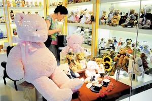 通玩具市场经济效益潜力巨大，但市场上的卡通玩具大多是日本、美国等国外品牌，国产品牌很少。深圳商报记者 廖万育 摄