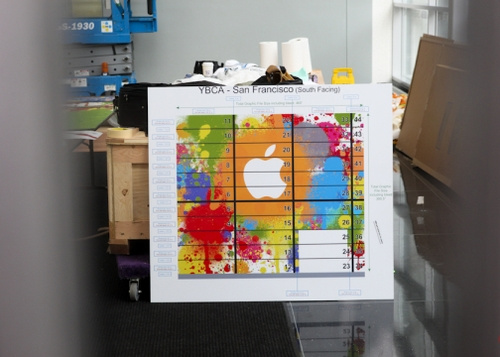 通过艺术中心外墙玻璃拍到的内部图片