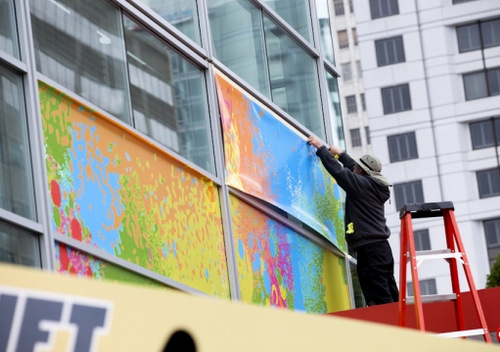 工人们在装饰艺术中心外墙