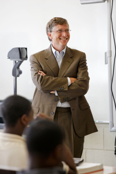 　图为去年九月盖茨参观&ldquo;西夏洛特高级中学&rdquo;的代数课