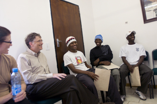 盖茨正在与南非Orange Farm市&ldquo;博费洛匹尔男性包皮环切诊所&rdquo;的患者谈话，图中的男性进行了或打算进行包皮环切手术