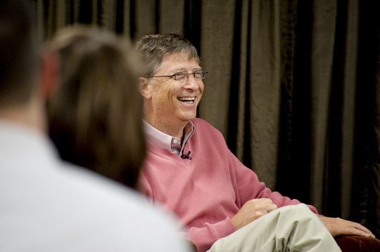 图为上个月盖茨在西雅图与比尔与美琳达&middot;盖茨基金会的员工交谈