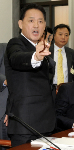 科技时代_韩国文化部长公开展示水货iPad遭指责