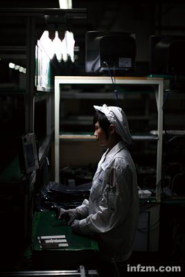 深圳龙岗一家加工厂内，一位女工在光线幽暗的车间里操作机器。有员工认为：&ldquo;多加班的工厂才是好厂。因为不加班，根本挣不到钱。&rdquo; (南方周末记者 王轶庶/图)