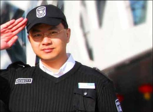 阿里巴巴CEO卫哲给员工派发红包(腾讯科技配图)