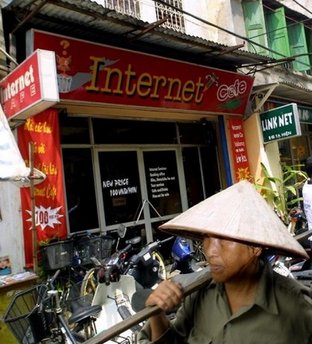 一名河内市民从网吧门口经过。（资料图片）