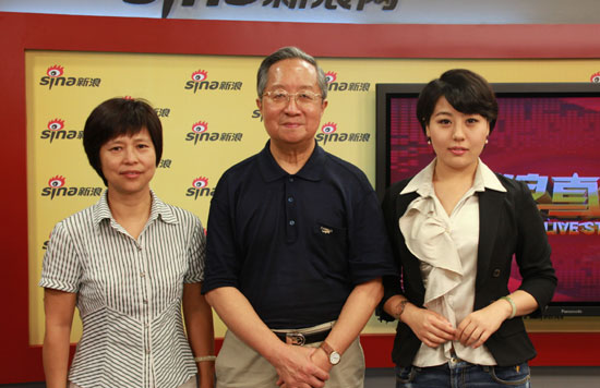 中国互联网协会副理事长高新民(中)、互联网协会秘书长助理孙永革(左)、主持人权静(右) 中国互联网协会副理事长高新民(中)、互联网协会秘书长助理孙永革(左)、主持人权静(右)