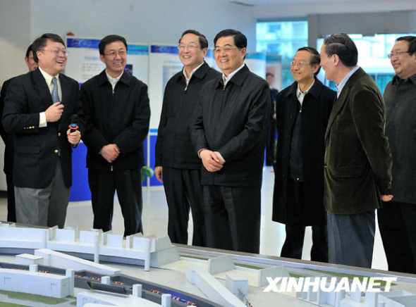 1月14日至17日，中共中央总书记、国家主席、中央军委主席胡锦涛在上海市考察工作。这是胡锦涛在上海同步辐射光源工程考察时，详细了解这一工程的建设、运行和为科学实验提供服务的情况。新华社发