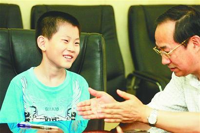 10岁&ldquo;神童&rdquo;苏刘溢在接受山东大学招生办公室人员的面试 记者崔健 摄