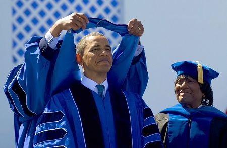 奥巴马9日在汉普顿大学毕业典礼上演讲后,被授予荣誉法学博士学位。 奥巴马9日在汉普顿大学毕业典礼上演讲后,被授予荣誉法学博士学位。