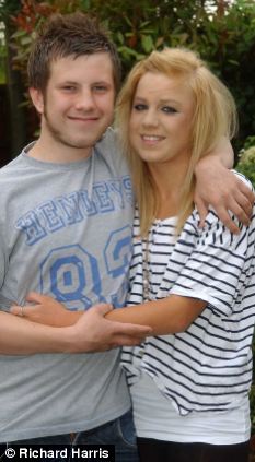 艾迪&middot;贝特曼(Eddie Bateman，左)和海丽&middot;摩丝(Hayley Moss，右)