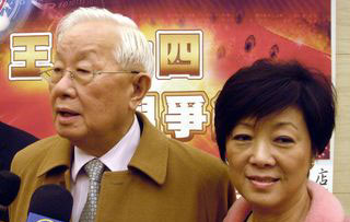 台积电董事会决议，核发员工现金奖金与现金红利133.8亿元。（图为台积电董事长张忠谋（左）与夫人张淑芬参加台积电尾牙）