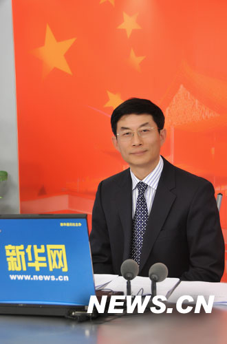 2010年4月14日14:00,新华网“新世纪的网络媒体”系列访谈第一场将邀请国务院新闻办互联网新闻研究中心主任、网络局副局长刘正荣做客访谈间,畅谈“互联网发展与网络媒体的作用”。图为国务院新闻办互联网新闻研究中心主任刘正荣。新华网 陈杰摄 2010年4月14日14:00,新华网“新世纪的网络媒体”系列访谈第一场将邀请国务院新闻办互联网新闻研究中心主任、网络局副局长刘正荣做客访谈间,畅谈“互联网发展与网络媒体的作用”。图为国务院新闻办互联网新闻研究中心主任刘正荣。新华网 陈杰摄