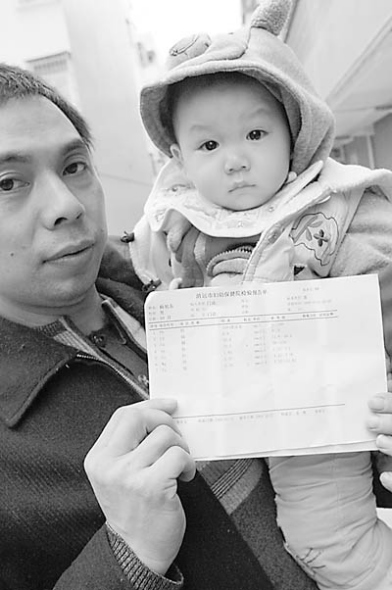  2009 年12月25日,广东珠三角地区一名出生仅10个月的婴儿，血铅含量竟高达550微克／升。 曹菁／CFP